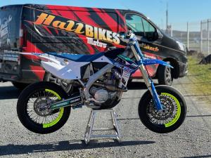 
Année 2021

Excellent état

Ex moto du championnat de France

Piston et chaîne de distribution neuf

Bas moteur 45 h

Démarreur